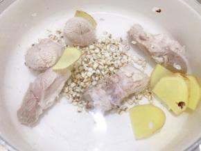 一次性加入足量的清水，大火煮开后转小火慢慢煲25分钟