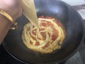 大火煮开，挤入面糊，我的口子开的有点大