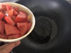 锅中热油，倒入番茄块
