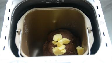 再加入黄油，继续启动揉面程序。