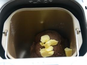 再加入黄油，继续启动揉面程序。