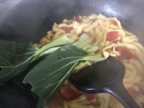 等到再次煮开后，放入青菜煮熟即可