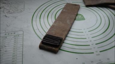 取一块面片，在一端放入巧克力。