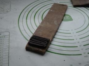 取一块面片，在一端放入巧克力。