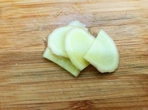 生姜切成片