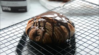 烤网下垫一个餐盘，淋上巧克力甘纳许。