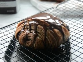 烤网下垫一个餐盘，淋上巧克力甘纳许。