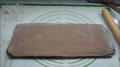 冷藏结束取出面团，再次均匀的擀开面团。