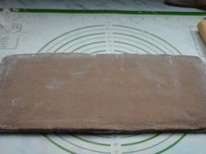 冷藏结束取出面团，再次均匀的擀开面团。