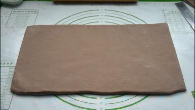 用擀面杖将面团擀开，慢慢用力擀成厚度均匀的面片，避免擀破，初次擀面团可切掉边缘不整齐的部分，这样成品层次会更好些。