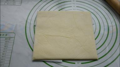 裹入黄油提前室温软化，放入油纸里，擀成均匀的黄油片，放入冰箱冷藏。