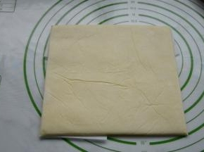 裹入黄油提前室温软化，放入油纸里，擀成均匀的黄油片，放入冰箱冷藏。