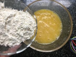 加入面粉搅拌