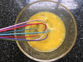 鸡蛋加盐搅拌均匀