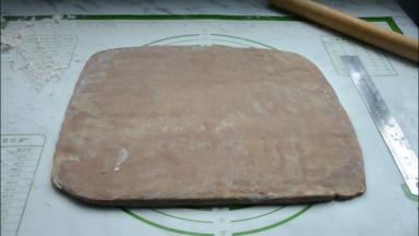 松弛好结束，擀成薄厚均匀的长方形面片。