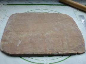 松弛好结束，擀成薄厚均匀的长方形面片。