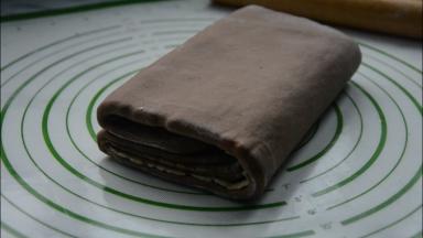 重复折叠的步骤，完成第二次三折，方冰箱冷藏松弛15分钟。再重复一次，完成三次三折。