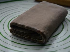 重复折叠的步骤，完成第二次三折，方冰箱冷藏松弛15分钟。再重复一次，完成三次三折。