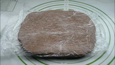 放进保鲜袋里，擀成面团，放入冰箱冷冻松弛20分钟。