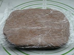 放进保鲜袋里，擀成面团，放入冰箱冷冻松弛20分钟。