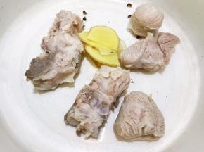 锅里重新放入猪骨，姜片，花椒粒
