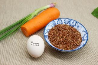 食材：红米100克、鸡蛋1个、胡萝卜100克、香葱1根、油适量、盐适量。