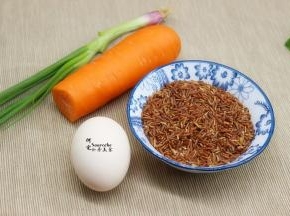 食材：红米100克、鸡蛋1个、胡萝卜100克、香葱1根、油适量、盐适量。