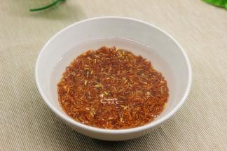 红米洗净，浸泡20分钟，浸泡的红米蒸的时候容易熟，软香好吃。