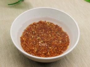 红米洗净，浸泡20分钟，浸泡的红米蒸的时候容易熟，软香好吃。