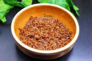 把浸泡的红米捞出，沥干水，放油、盐拌均。蒸米饭的碗选择陶瓷碗、或耐高温的玻璃碗。当然有竹编蒸笼是最好的。