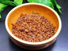 把浸泡的红米捞出，沥干水，放油、盐拌均。蒸米饭的碗选择陶瓷碗、或耐高温的玻璃碗。当然有竹编蒸笼是最好的。