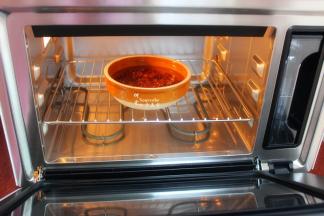 美的蒸烤箱S3-L251E，水箱装满水，红米碗里加上适量的水，米与水比例为1:1.2，放入蒸烤箱的第一层，