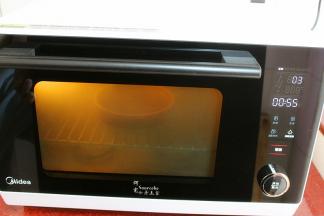 按“菜单”键，旋转旋钮选择3，按“开始/确定”，开始烹饪，整个烹饪过程大概55分钟。