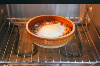 把米饭放回蒸烤箱，关上蒸烤箱的门，直到烹饪时间结束取出，表面撒些葱，即可。