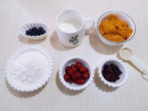 准备所有食材，南瓜泥提前做好。（南瓜去皮，切小块，隔水蒸熟，用破壁机或料理机将其打成南瓜泥）