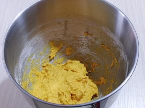 分次加入适量的牛奶，为什么适量？（因为不同的面粉吸水性不同，南瓜含水量有所差异，所以牛奶一定要分次加入） 最后成为较黏稠糊状，搅拌起来比较吃力的那种即可！