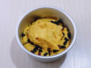 把剩下的南瓜面糊全部放入模具中。