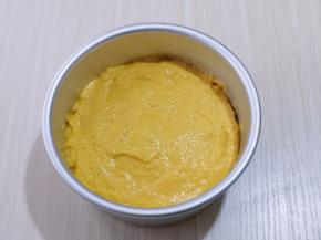 用硅胶铲抹平。（可以把硅胶铲沾些牛奶，这样比较好操作，不然面糊比较粘）