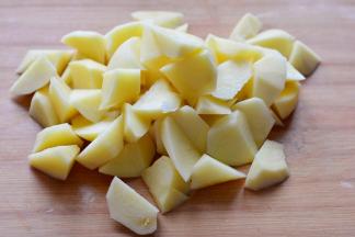 土豆去皮，清洗干净，切成小块