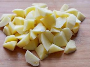 土豆去皮，清洗干净，切成小块