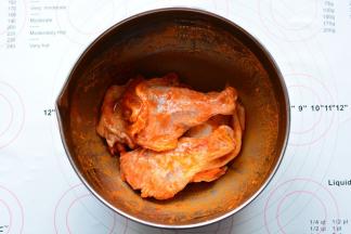 鸡大腿清洗干净，切成两块，放入奥尔良烤肉料腌制4个小时以上