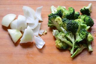 洋葱、西兰花也清洗干净，切成小块