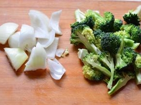 洋葱、西兰花也清洗干净，切成小块