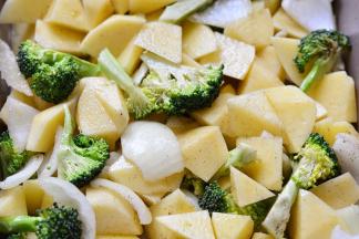 蔬菜全部放入烤盘里面，倒上2大匙橄榄油，撒上适量的黑胡椒翻拌一下