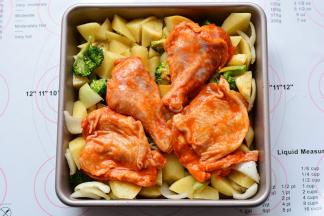 把腌制好的鸡腿摆放在拌好的蔬菜上面