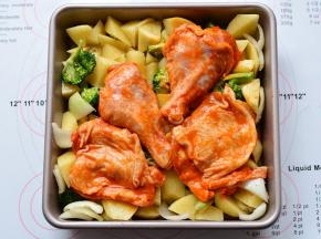 把腌制好的鸡腿摆放在拌好的蔬菜上面