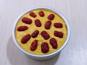 40分钟后蒸烤箱鸣笛，打开盖子将模具取出，发酵的特别好，红枣去核，用剪刀剪开，（一颗枣剪二半）摆放在发酵好的南瓜面糊上！