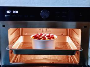 再次入蒸烤箱中层，选择功能1鲜嫩纯蒸，温度为100°、时间30分钟！结束后焖5分钟再取出！