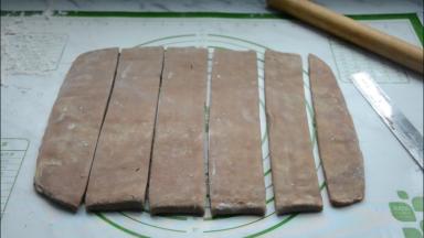 将面片平分成六份，切成长方形的面片。