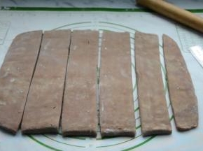 将面片平分成六份，切成长方形的面片。